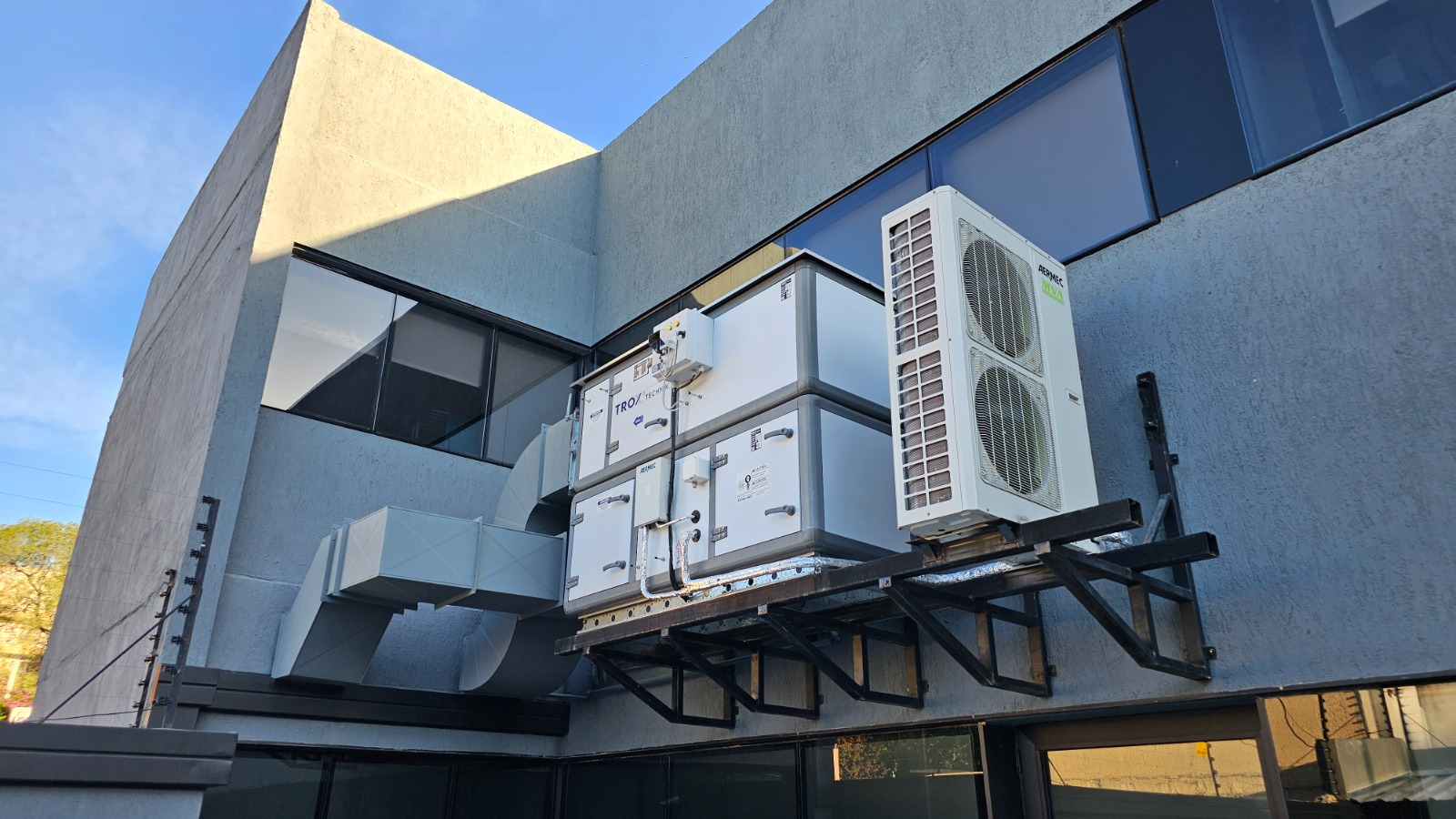 Instalación de climatización industrial en fachada de edificio